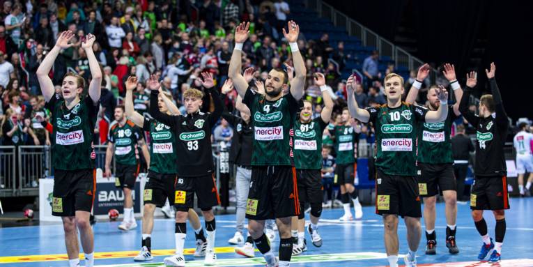 Die Handballer der TSV Hannover-Burgdorf bedanken sich bei den Fans nach einem Spiel.